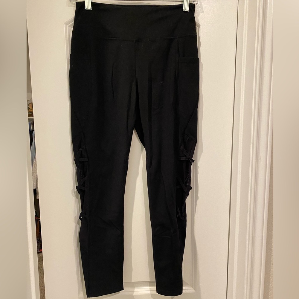 Crisscross Leggings With Mesh